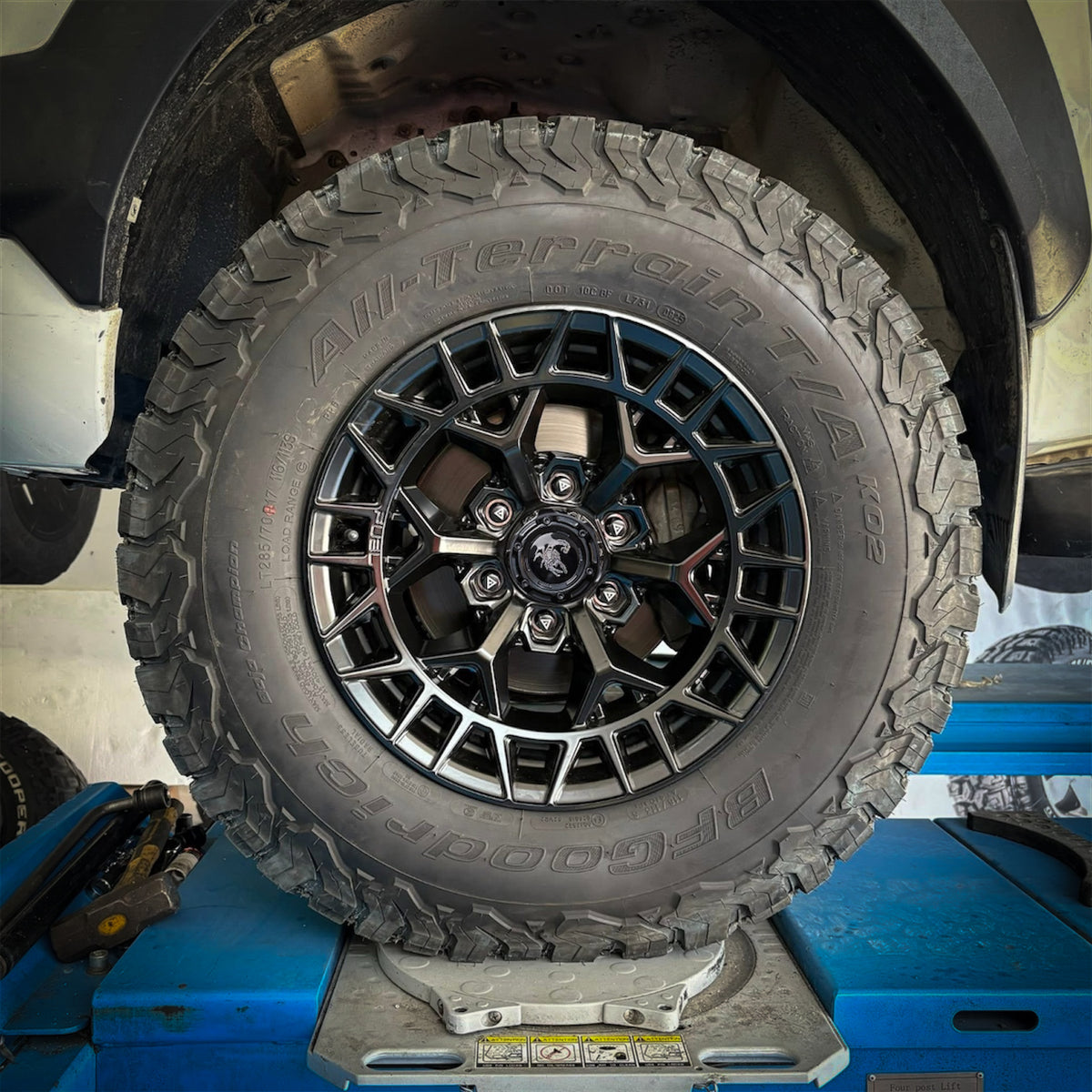 LLANTAS ARO 17X9 PCD 6X139.7(6X5.5) ET: 0 (4 UNIDADES) MODELO: AQ1456